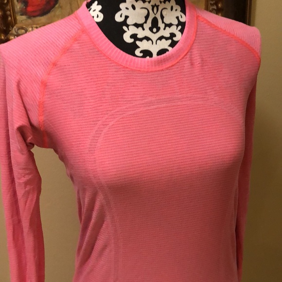 💄Lululemon Long-sleeved + thumb holes “get out and run” athletic pattern top - Picture 3 of 14